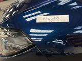 a sticker on the hood of a car that says vauto