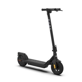 une trottinette électrique noire sur fond blanc