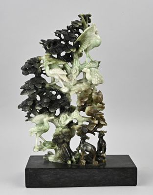 Figurine chinoise en jade sculpté représentant un ensemble d'oiseaux et de fleurs