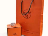 un sac en papier orange muni d'un anneau sur le dessus