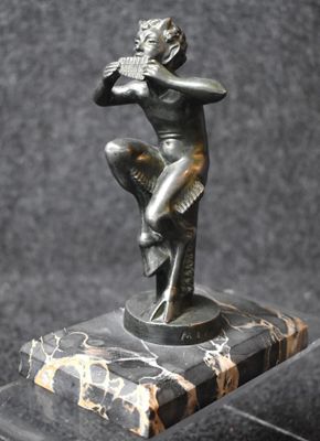 statue d'une femme jouant de la flûte, posée sur un socle en marbre