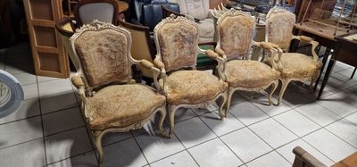 a lot of chairs that are sitting in a room