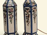 deux lampes posées sur une surface blanche