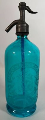 une bouteille en verre bleue avec une poignée noire sur fond blanc