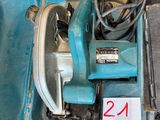 une boîte bleue contenant une scie à fil et d'autres outils
