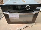 un micro-ondes posé sur une boîte en carton