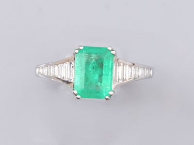 une bague en émeraude et diamant