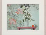 une image représentant un tableau où l'on voit des fleurs et un oiseau posés sur une table