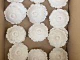 une boîte en carton contenant tout un tas de cupcakes blancs