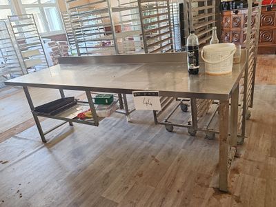 une table sur laquelle est posée une bouteille de vin, dans la cuisine