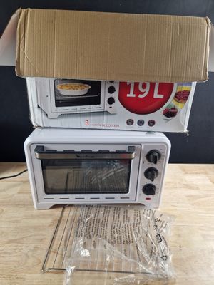 deux fours à micro-ondes empilés l'un sur l'autre sur une table