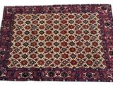 un tapis rouge et noir sur fond blanc
