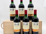 six bouteilles de vin rouge dans un coffret en bois sur fond blanc