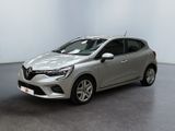 une voiture argentée garée dans une pièce aux murs blancs