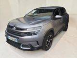 le nouveau suv de citrole est garé dans une salle d'exposition