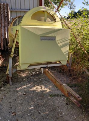 un petit bateau jaune posé dans la terre