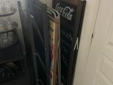 un réfrigérateur et un tableau noir dans un coin de la pièce