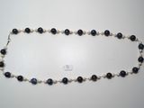 un gros plan sur un collier composé de perles et de perles bleues