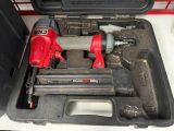 deux outils pneumatiques dans un coffret posé sur une table