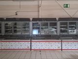 une grande vitrine au milieu d'un magasin