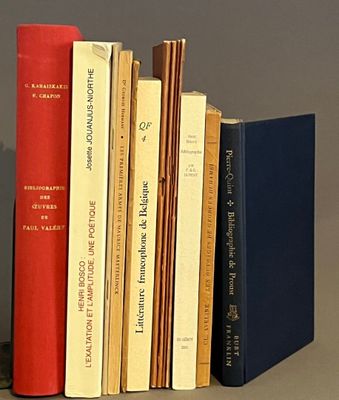 plusieurs livres sont empilés sur une étagère