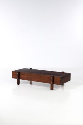 une image représentant un banc en bois posé sur une surface blanche