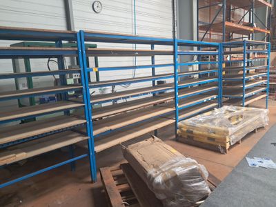 de nombreuses palettes entreposées dans un entrepôt