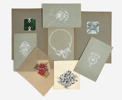 de nombreuses cartes et enveloppes disposées sur une table