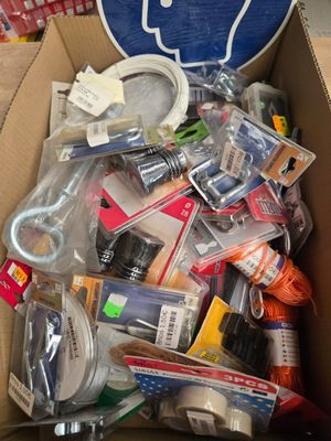 une boîte en carton remplie d'articles assortis dans un magasin