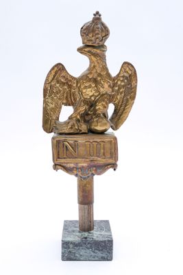 statue en bronze représentant un oiseau sur un socle, coiffé d'une couronne