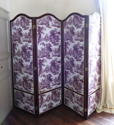 un paravent orné d'un motif violet et blanc