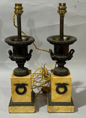 paire de lampes de table anciennes en laiton et marbre, sur des socles en marbre