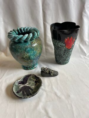 deux vases et un bol posés sur une table