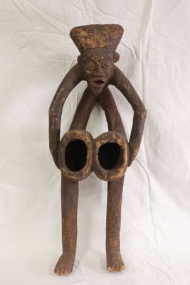 Soufflet de forge en bois sculpté AFRIQUE XX° siècle.