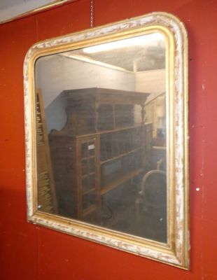 un miroir accroché au mur rouge d'une pièce