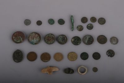 une image représentant une collection de pièces de monnaie anciennes sur un fond blanc