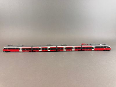 un petit train posé sur une table