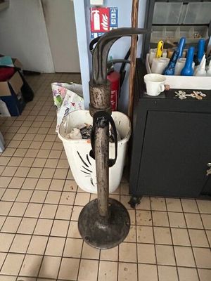 un poteau métallique muni d'une poignée, situé dans une pièce