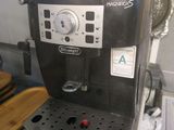 une cafetière posée sur le comptoir d'une cuisine