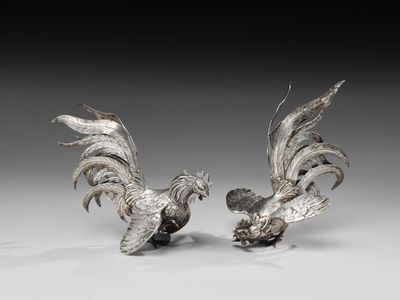paire de figurines de coq plaquées argent