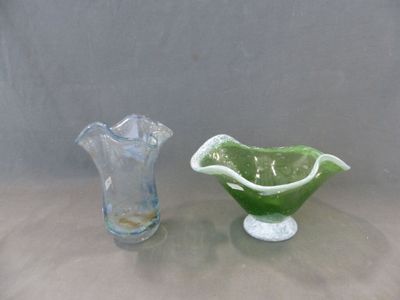 deux vases en verre posés sur une table l'un à côté de l'autre