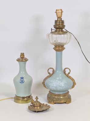 trois vases et une lampe posés sur une table