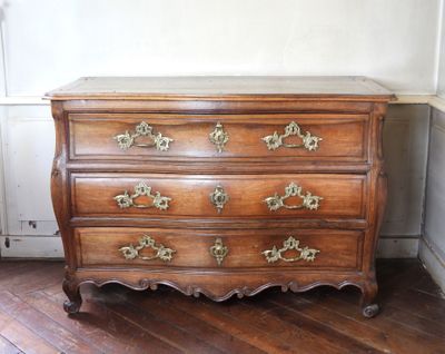 une commode en bois posée sur un parquet en bois dur
