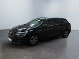 une voiture noire garée dans une pièce aux murs blancs