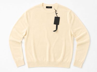 un pull blanc avec une étiquette noire dessus