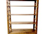 une bibliothèque en bois comportant quatre étagères
