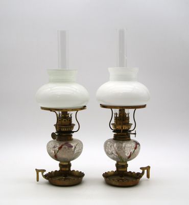 paire de lampes à huile anciennes avec des abat-jours en verre blanc sur des socles dorés