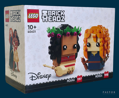 deux figurines Lego représentant un homme et une femme devant une boîte