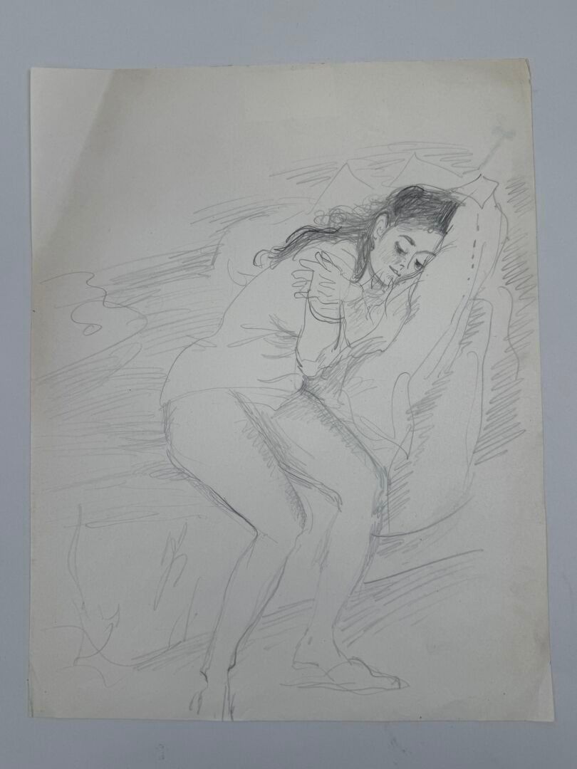 École XXe. Femme se reposant. Dessin à la mine de plomb. 27 x 21 cm.