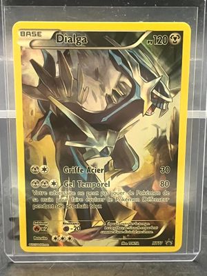 gros plan d'une carte pokemon dans un étui en plastique